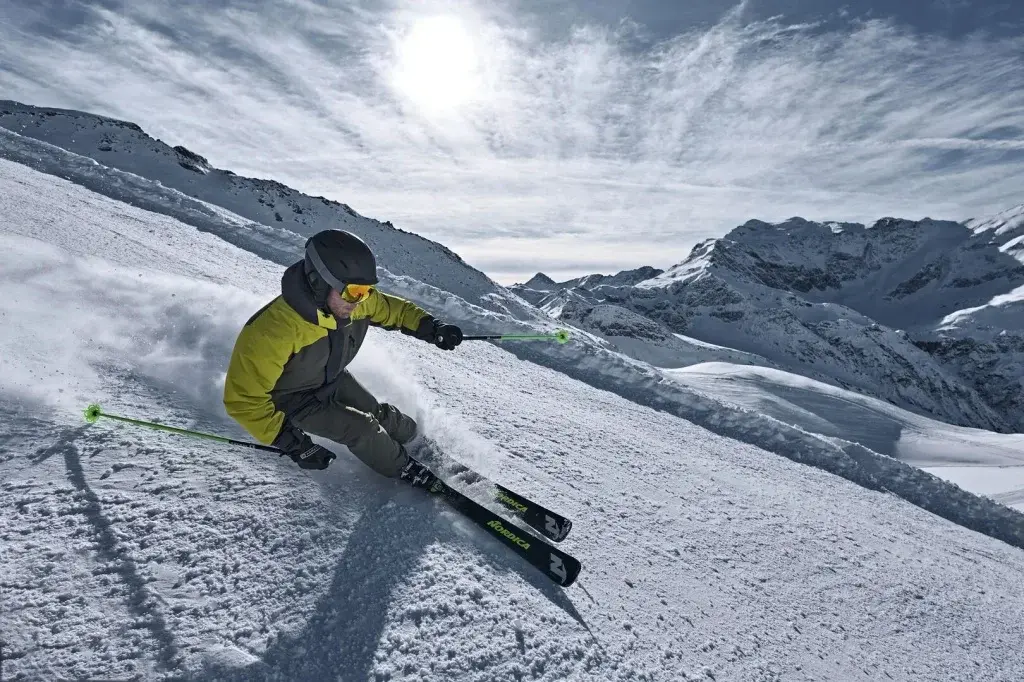 Karlı Dağların Kralları: Kayak ve Snowboard Modasında Kış Rüzgarı